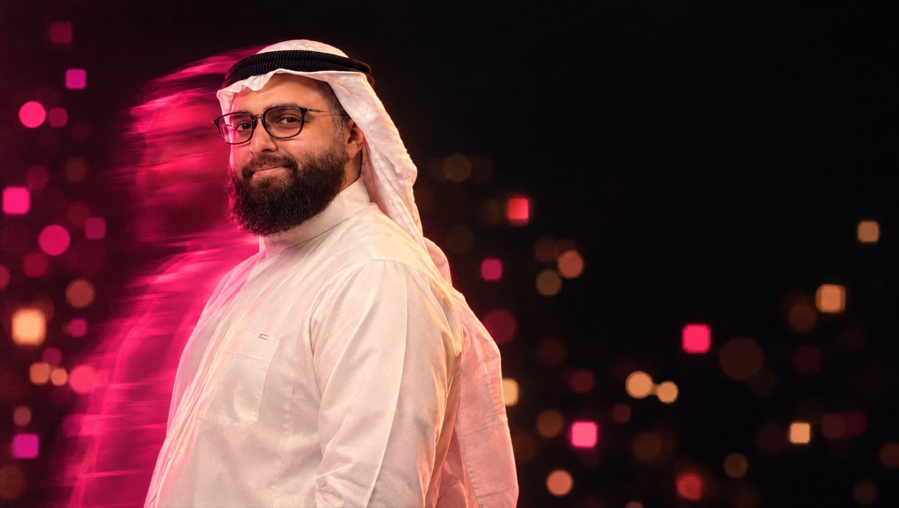 إبراهيم شريف، مؤسس إتقان ورئيسها التنفيذي، بكندورة وغترة بيضاء تحت ضوء وردي