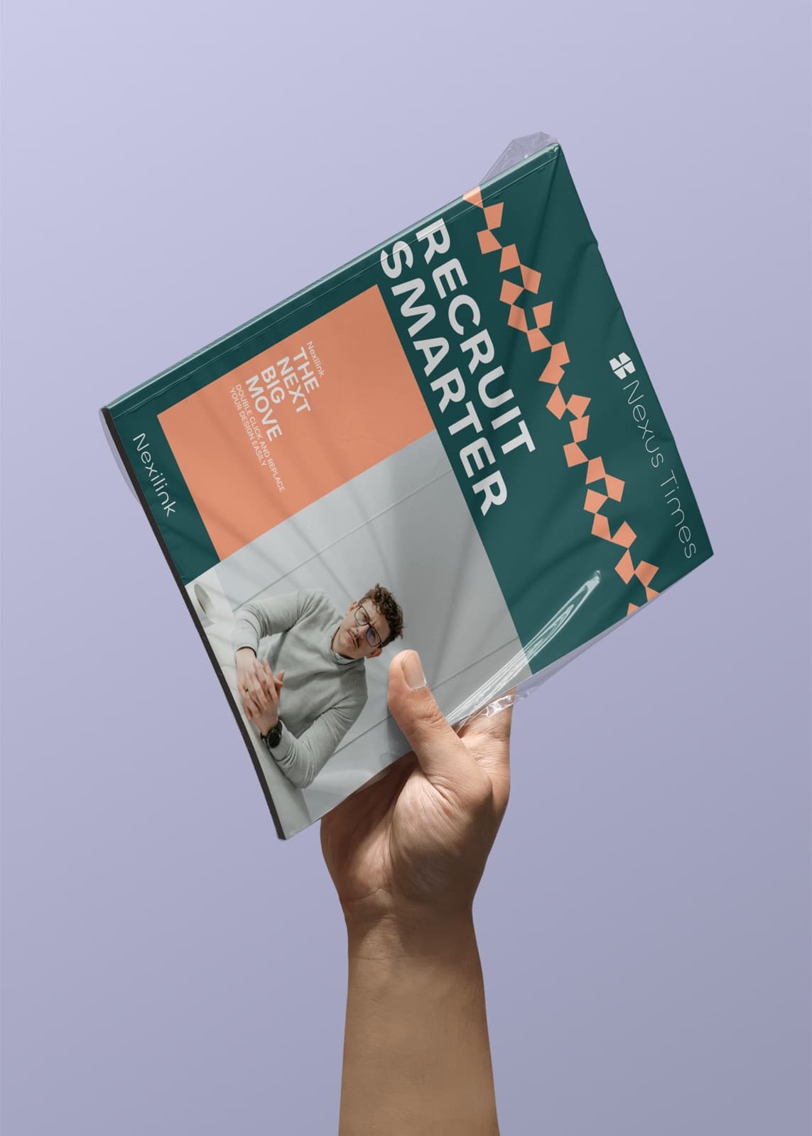 يد تمسك كتيباً مطبوعاً من Nexilink